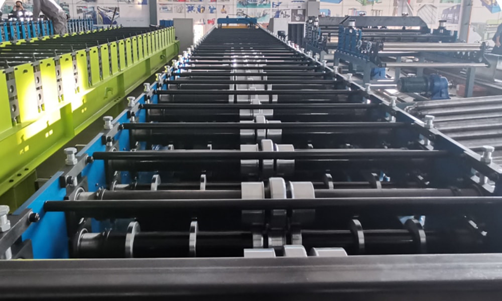 Why the floor deck roll forming machine use split forming type