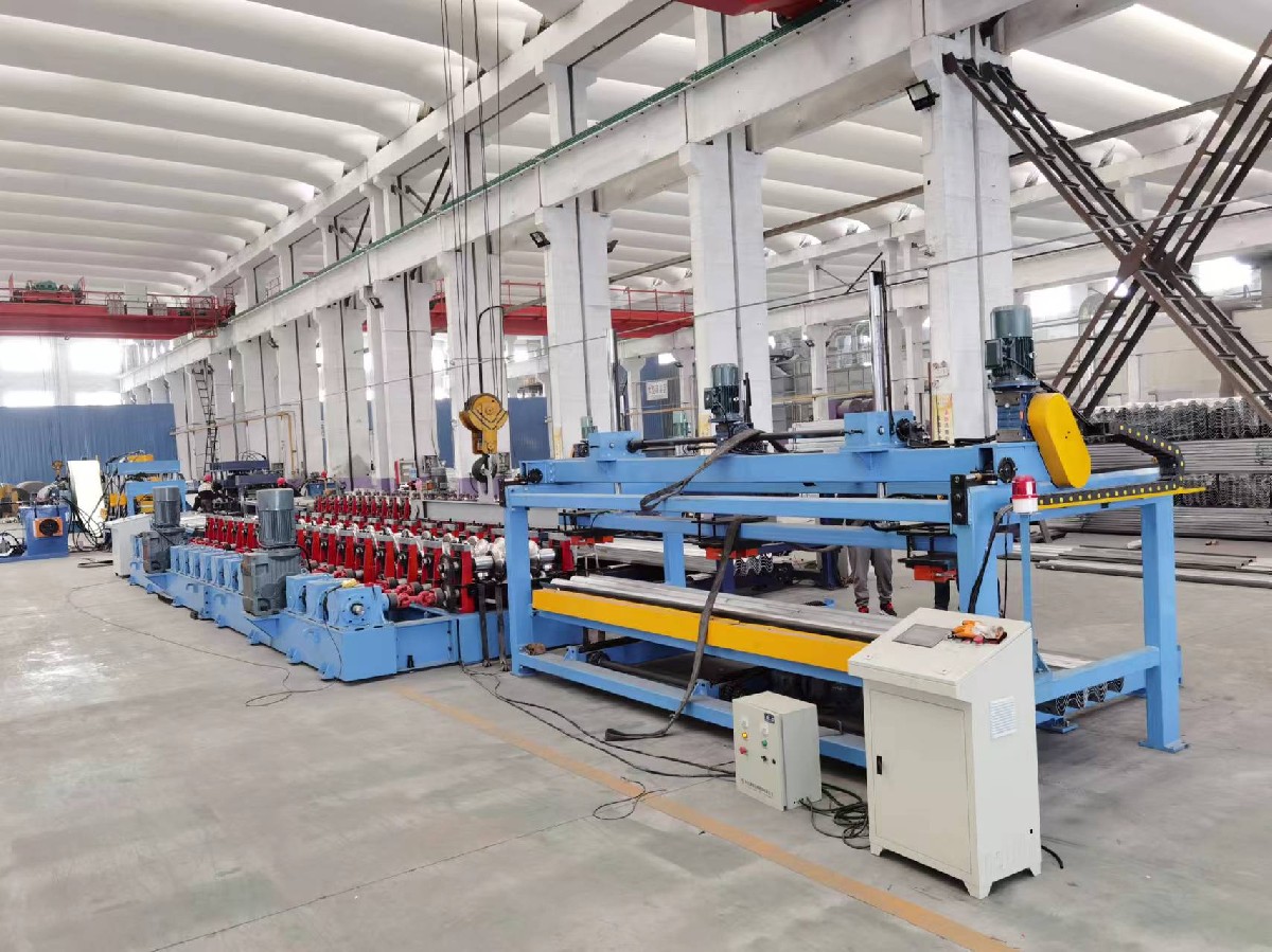 Highway guardrail roll forming machine